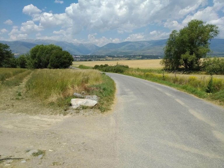 Seguim recte pel carrer asfaltat direcció Age