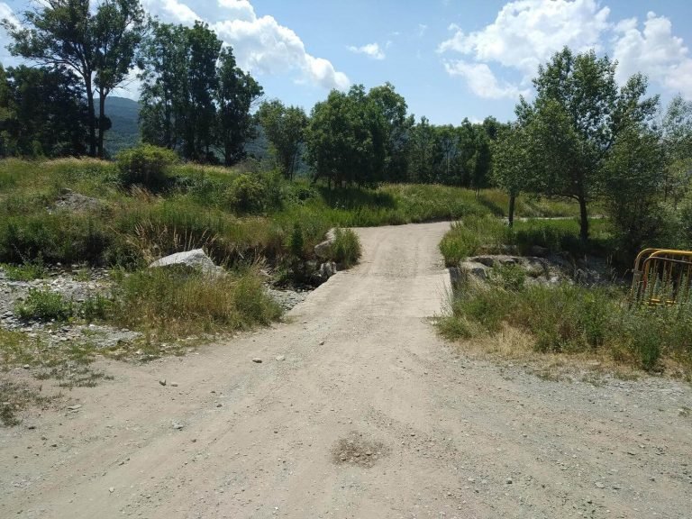 Travessem el riu Llavanera i seguim pel camí de l'esquerra