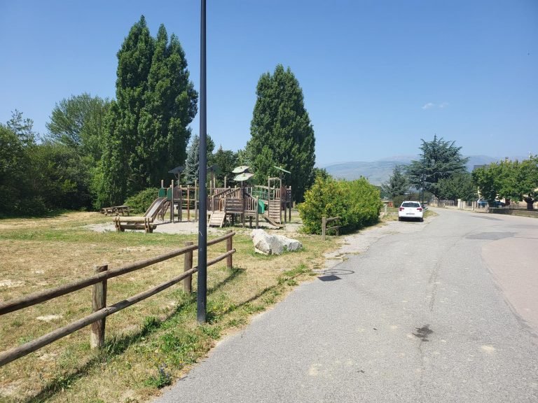 Passem pel costat d'una àrea de jocs