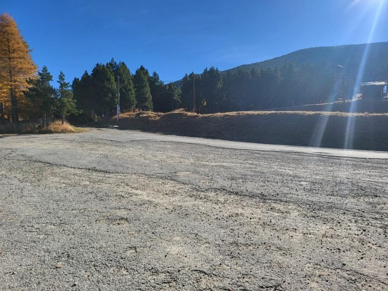 Aparcament de dalt de l'estació d'esquí d'Eina. Sortida