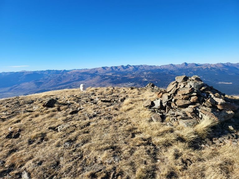 Passem pel costat de pedres més grans apilades
