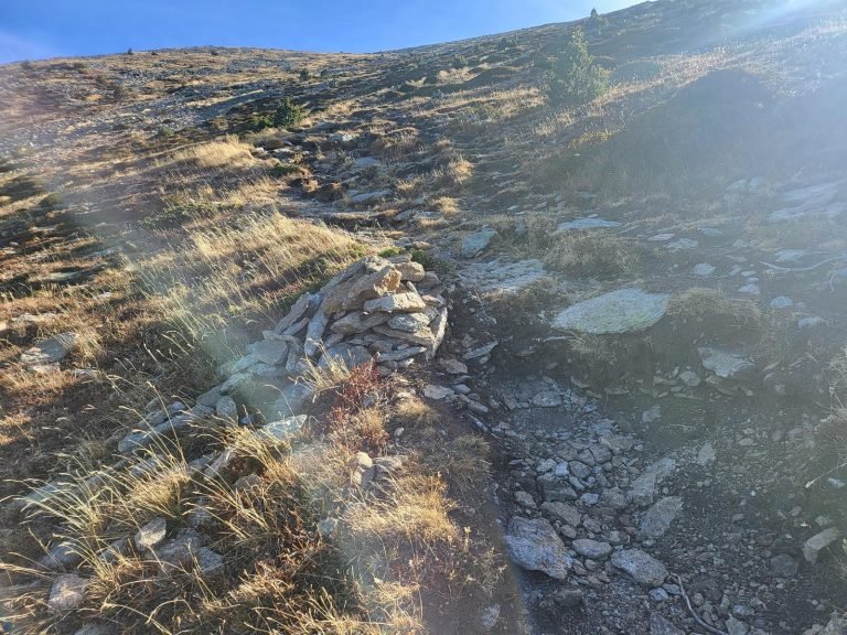 Pedres apilades. Seguim el camí