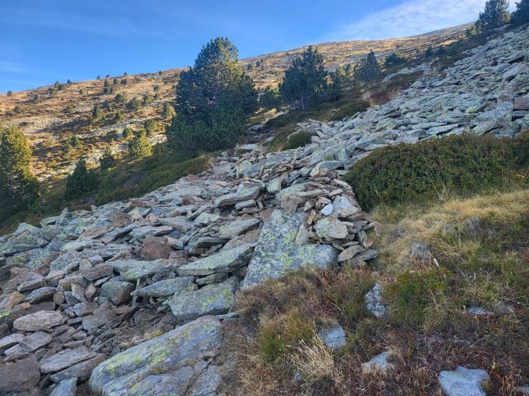Travessem una tartera amb pedres apilades que indiquen el camí