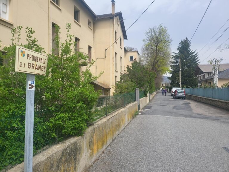 Seguim per la Promenade de la Grange