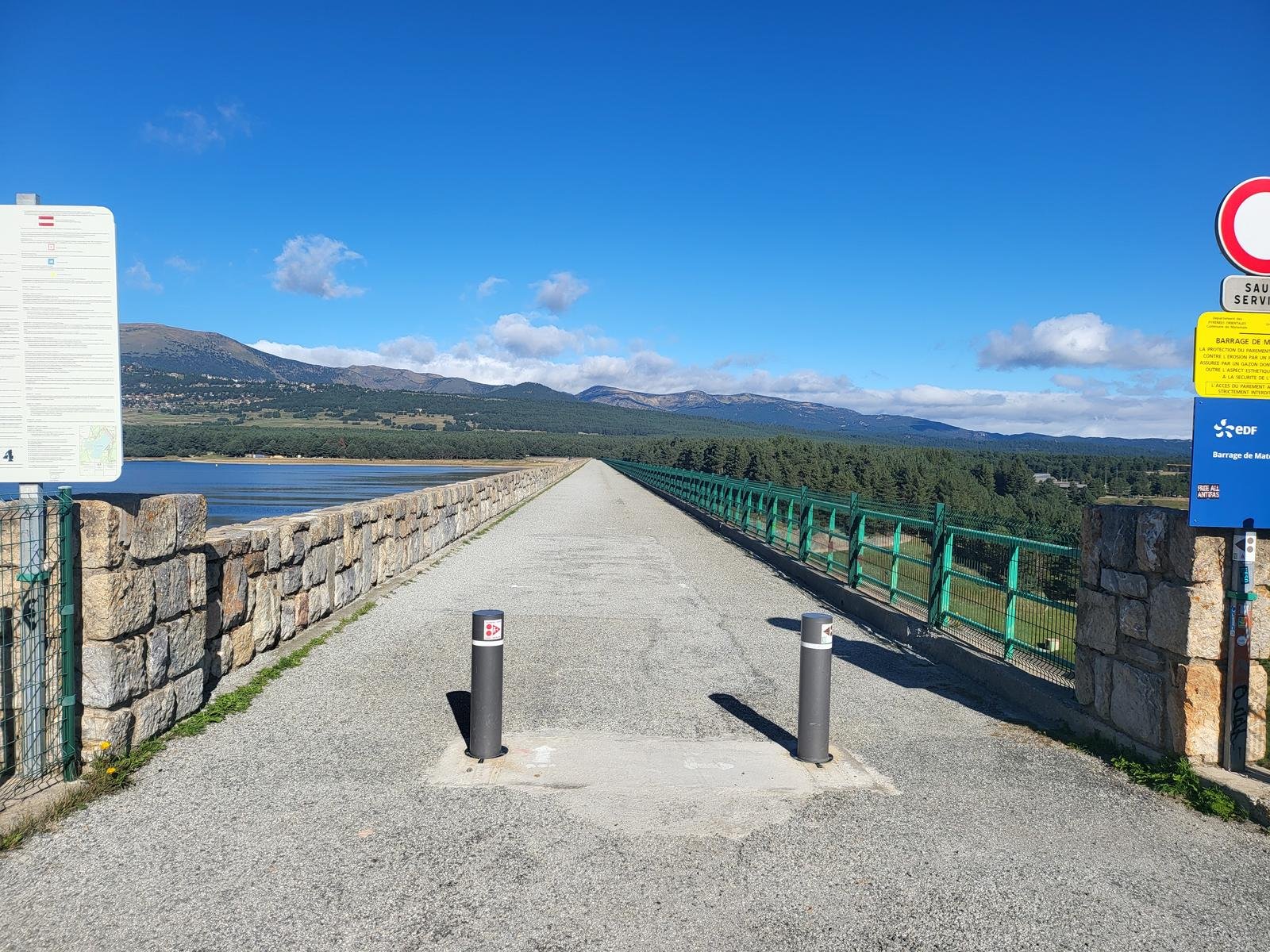 Passem per sobre de la presa de l'embassament