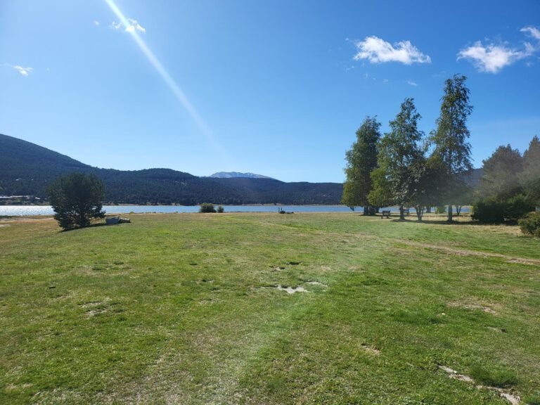Seguim el camí a prop del llac