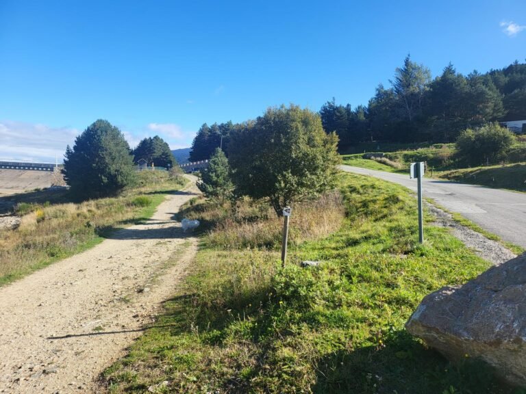 Seguim pel camí de terra en direcció a la presa