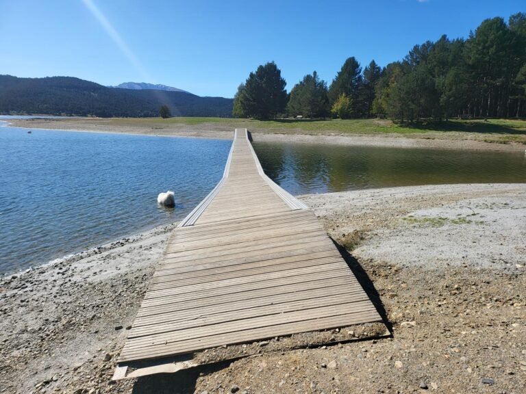 Travessem una part del llac per sobre de la passarel·la