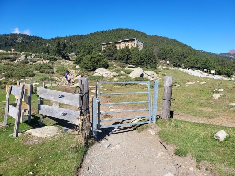 Passem per una porta metàl·lica